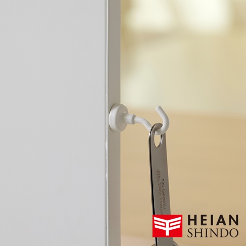 平安伸銅 桌上型磁吸廚房收納架 SPL-9WH，一個白色磁吸掛鉤掛著一把不鏽鋼量匙