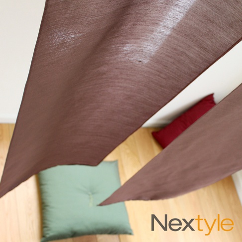 日製手作系京都懷舊防焰門簾，深棕色紋理織物，略帶光澤，垂掛於木質地板上方，背景有淺綠色方形坐墊及紅色長條形抱枕。