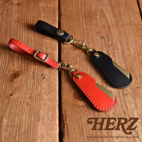職人手作皮革隨身金屬鞋拔，包含紅色與黑色皮革款式，配有金屬掛扣和調節環。
