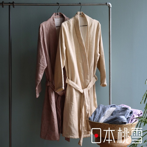 兩件式紗質浴袍，一件為煙粉色，另一件為卡其色，皆附有同色系腰帶。浴袍材質輕柔，呈現細緻織紋。右側籃子裡疊放著數件藍色與紫色的吸水髮巾。