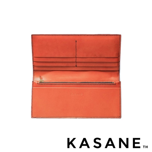 北海道KASANE品牌橙色皮革長夾，打開狀態，內部有卡槽和拉鍊零錢袋，並印有KASANE字樣