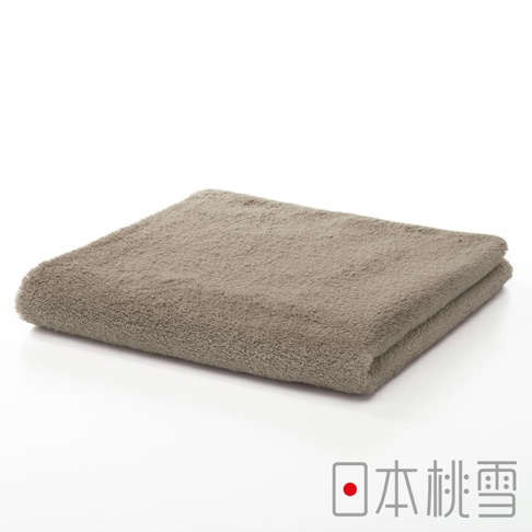 摺疊的今治飯店毛巾，呈現柔和的灰褐色，材質蓬鬆柔軟，質感細緻。