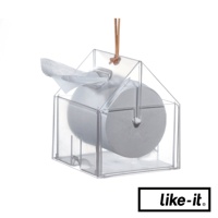 透明壓克力製成的小屋形狀衛生紙盒，內裝一捲灰色衛生紙，頂部有皮革掛繩。