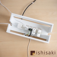 白色木藝附蓋電線收納盒，內部裝有白色延長線、多個插座和充電器，電線整齊收納其中，置於木質桌面。
