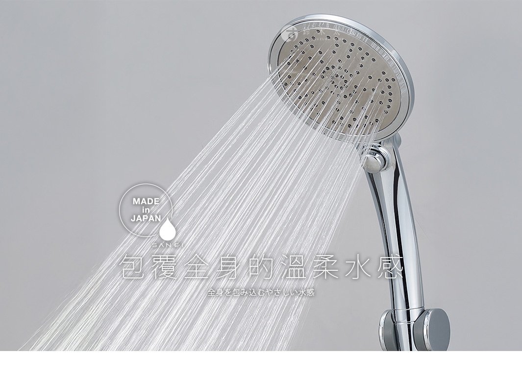 這是一張三榮牌金屬質感蓮蓬頭的特寫照片，上方圓形噴頭正噴射出細膩均勻的水流，左側有日本製造的標誌圖案，並以簡約字體標示著包覆全身的溫柔水感，整體呈現出清新且高品質的淋浴氛圍。