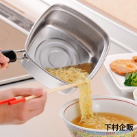 銀色方形不鏽鋼單手麵鍋，鍋內有煮熟的泡麵與湯汁，正在倒入裝有泡麵和湯的碗中，由一雙木質筷子夾著泡麵。