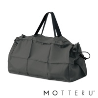 一個深灰色、可摺疊的束口袋，具有兩條黑色提把，材質為尼龍，側面有束口繩和品牌標籤。