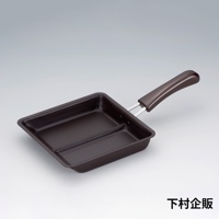 深棕色二合一分格平底鍋，方形鍋身，內有兩條分隔線，鍋柄為深棕色，材質為金屬與塑膠。