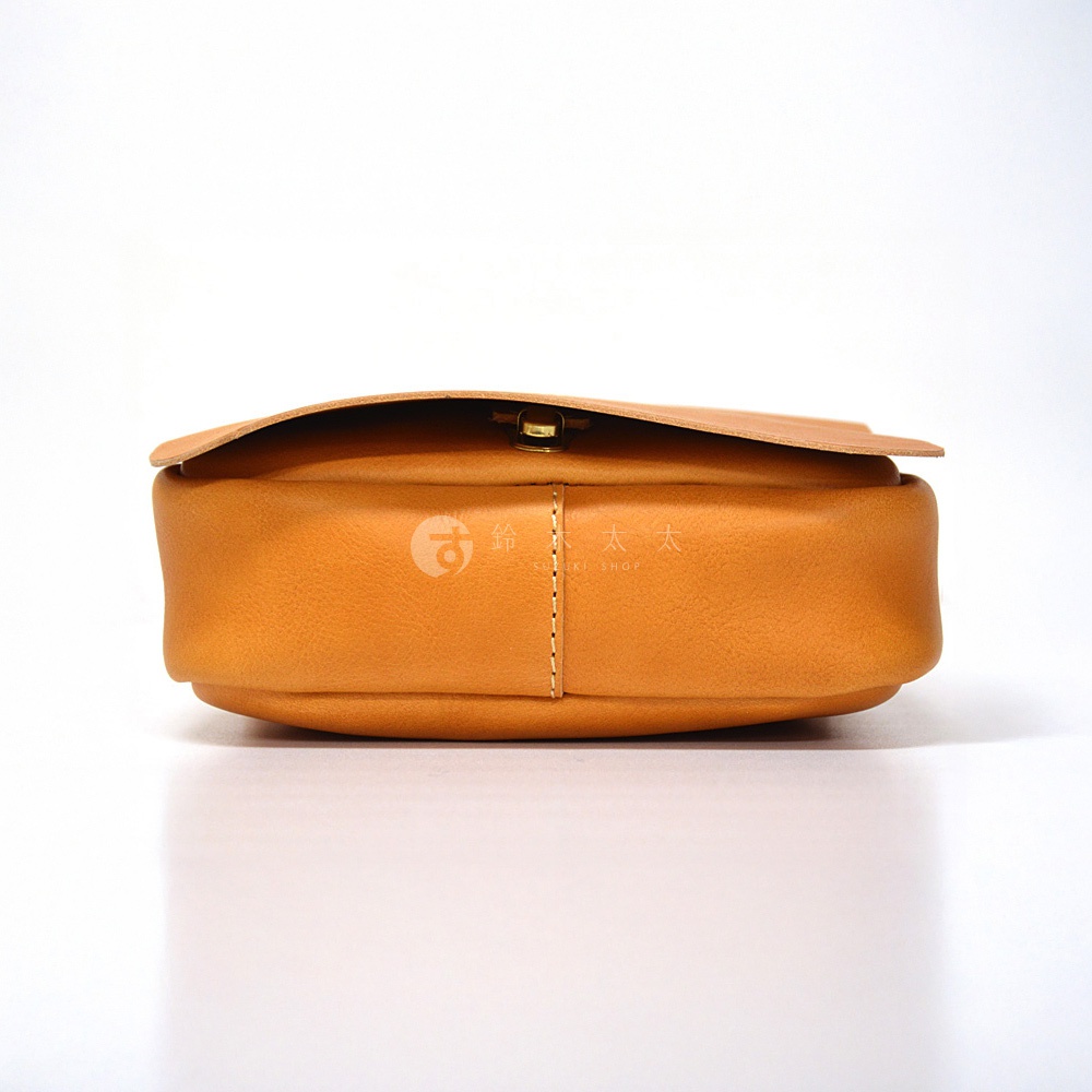 HERZ CK-98 軟皮斜背包側面，棕褐色皮革材質，設有金屬釦和縫線細節