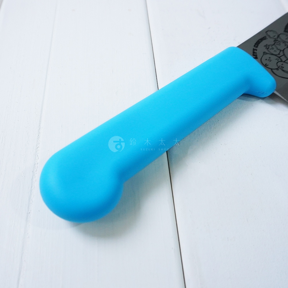 燕三條不鏽鋼兒童學習刀，握柄為亮藍色，材質為不鏽鋼，刀刃部分印有可愛卡通圖案。