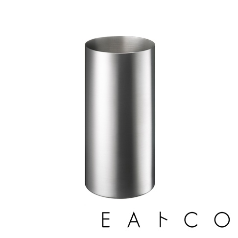 日製銀色金屬圓柱形筷桶，表面帶有拉絲紋理，底部有品牌標誌。