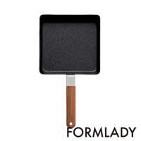 小泉誠 ambai 日製黑色不沾塗層玉子燒鍋，配有原木手柄和金屬連接件。