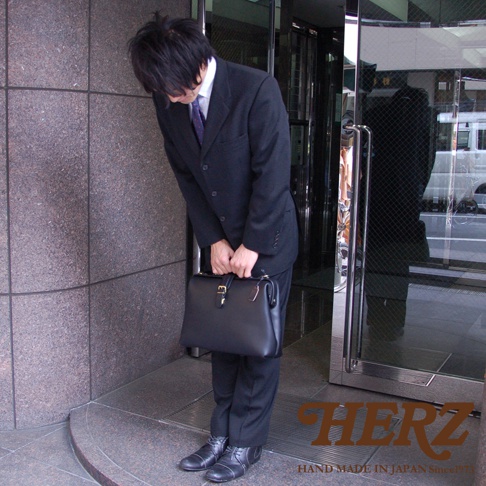 職人手作皮革軟式杜勒斯包 BJ-68，黑色，經典公事包造型，搭配金色釦環，展現皮革溫潤質感。