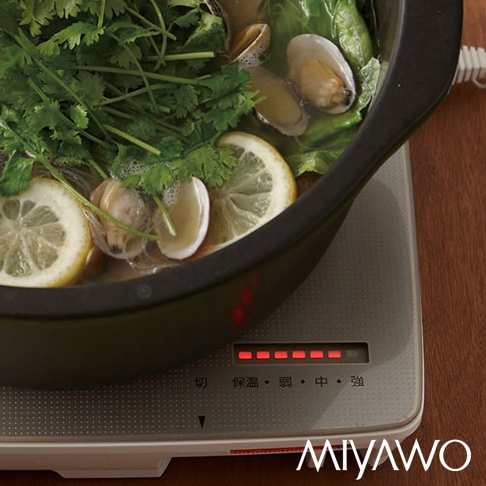 IH系列7號耐溫差洋風陶土湯鍋1.7L (紅彩銀葉)，鍋內盛有燉煮中的海鮮、檸檬片、香菜與蔬菜，湯鍋置於米白色帶有紅色指示燈的電磁爐上。