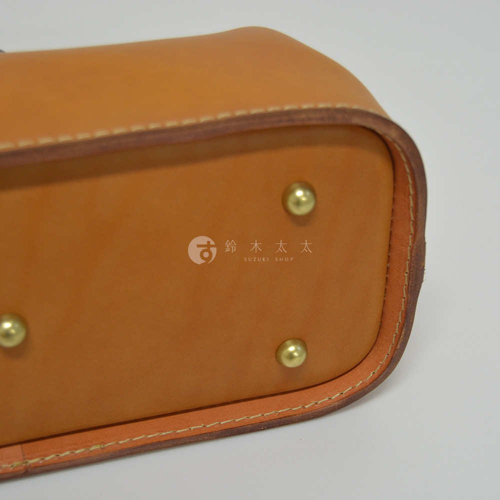 職人手作皮革長型迷你醫生包 CW-106，原色皮革，底部設有四個金屬腳釘，車縫線清晰。