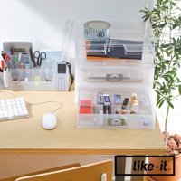 透明可疊式A4文件收納盒，展示了多個抽屜，裝有文具、筆、剪刀、膠帶、筆記本、橡皮擦、膠水等。