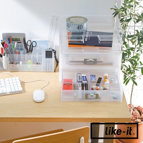 透明可疊式A4文件收納盒，展示了多個抽屜，裝有文具、筆、剪刀、膠帶、筆記本、橡皮擦、膠水等。