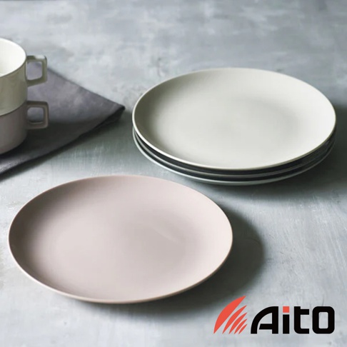 CouLeur 美濃燒圓形餐盤，一個為淡粉色，另一個疊放著三個為淺灰色，皆為陶瓷材質，表面呈現霧面質感。