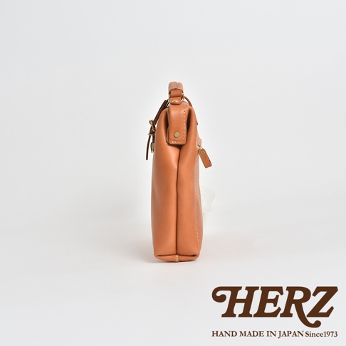 職人手作皮革迷你軟皮杜勒斯包，淺棕色，簡約設計，可見手提帶及金屬拉鍊。