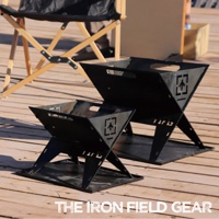 TAKI BEITA焚火台爐架套裝 L，包含兩個黑色金屬焚火台，皆為鏤空設計，一個較大，一個較小，均有提把及印有箭頭圖案。