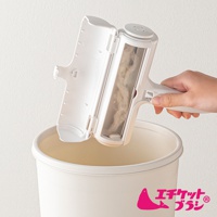 白色可水洗免耗材抗汙清潔滾輪，滾輪上沾有灰白色絨毛，傾斜上方，準備丟入白色垃圾桶。