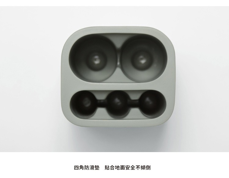 淺灰色簡潔雨傘筒架，上方有兩個圓孔，下方有三個圓形支撐點，材質看起來是塑料。