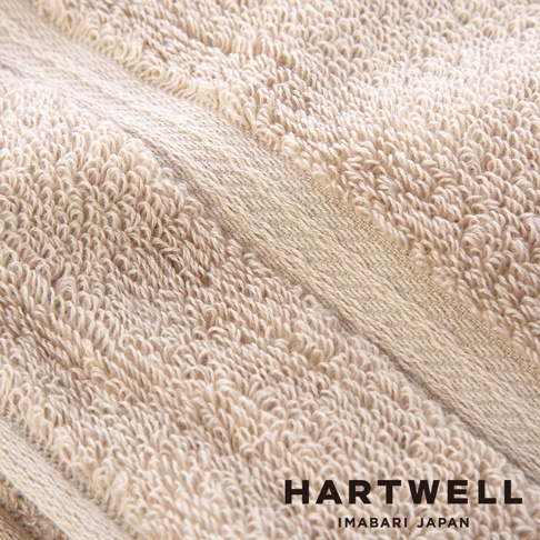 今治世紀傳承洗鍊輕盈毛巾，呈現淺米色調，材質細緻柔軟，毛圈織法清晰可見，質感輕盈。