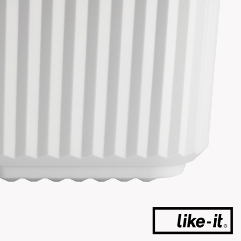 白色可疊式波浪紋收納箱，堅固的塑膠材質，底部有小巧的波浪狀支撐。