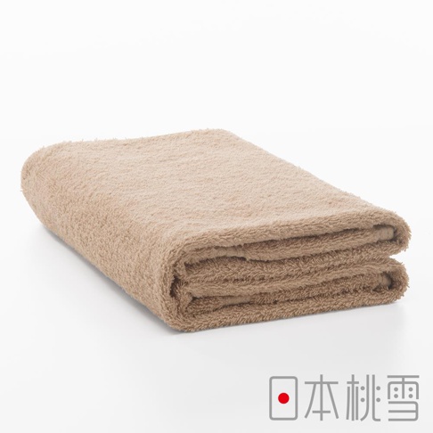對折的淺褐色浴巾，材質看來柔軟蓬鬆，有明顯的毛圈紋理。