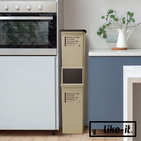 堆疊的淺卡其色前開式矮版垃圾桶，頂部有黑色蓋子，其中一個垃圾桶正面印有英文文字和標誌。