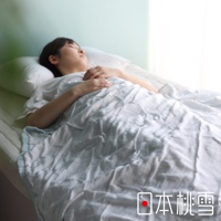 一名女子睡在床上，蓋著藍色二層紗單人毯。毯子質地輕柔，表面有明顯的織紋。