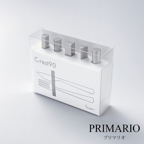 白色包裝盒內裝有五個銀色金屬幾何造型筷架，有六邊形、方形、三角形和圓柱形。包裝盒正面印有「C-rest90」字樣及餐具線條圖案。