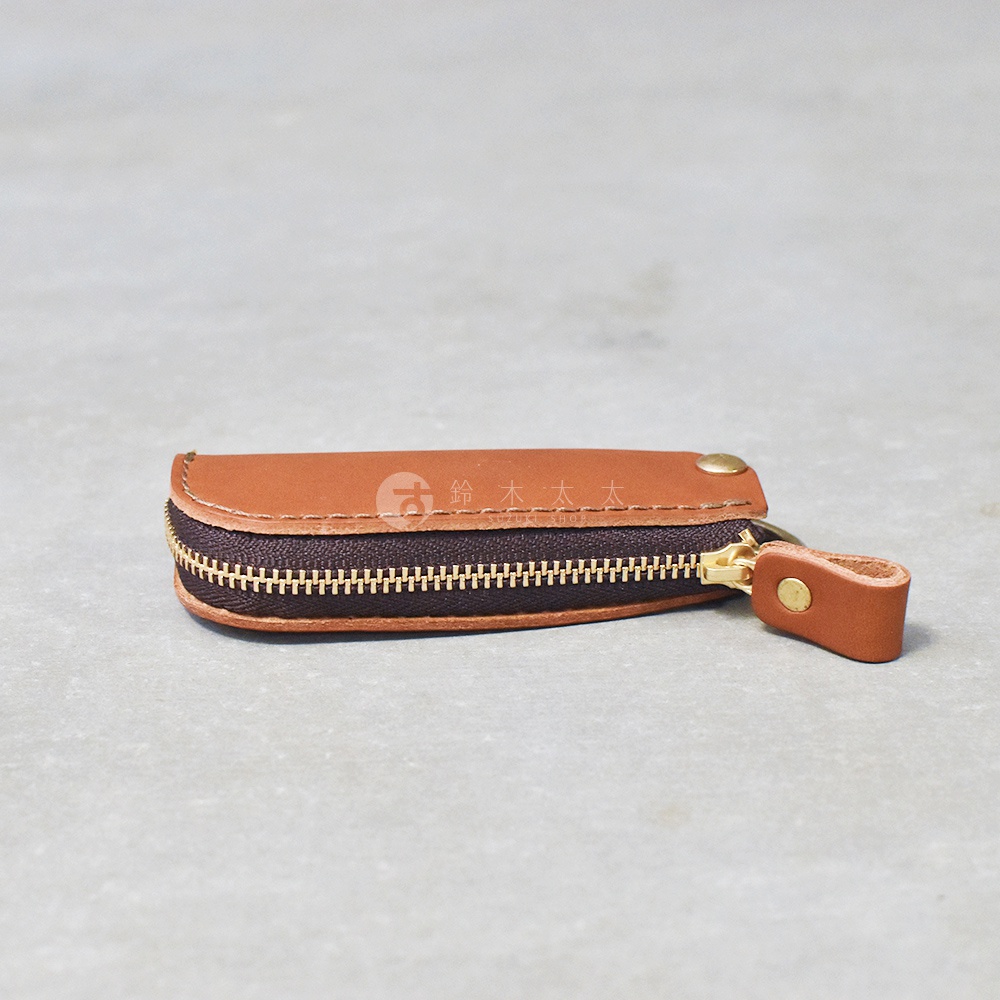 職人手作皮革Organ拉鍊鑰匙包，採用棕色皮革，搭配金色拉鍊和金屬扣。
