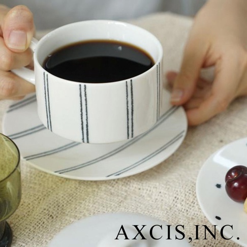 gohara mamiko 美濃燒手繪點心盤，白色陶瓷盤身，以黑色線條繪製垂直條紋，搭配同款淺盤，淺盤上繪有灰色斜線條紋，整體風格簡約。