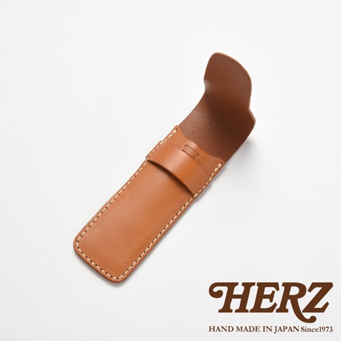 由日本 HERZ 職人手作的棕色皮革鋼筆收納筆袋，採用優質厚實皮革製成，表面縫線細緻工整，並壓印有 HERZ 品牌字樣，呈現簡約且經典的皮革質感。