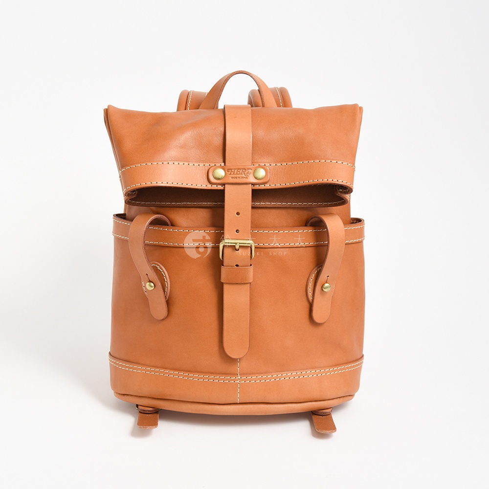 職人手作皮革雙口袋折蓋後背包，採用溫暖的棕褐色皮革，配有金屬釦環和雙口袋設計，展現經典復古風格。
