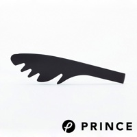 一張黑色的萬用料理麵食分菜夾，其夾頭呈波浪狀的齒狀設計，方便夾取麵食。