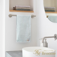 Broome ASH 今治柔韻波紋甘撚細毛巾，淺綠色波紋緹花，掛在金屬毛巾架上，下方是白色洗手盆與金屬水龍頭。
