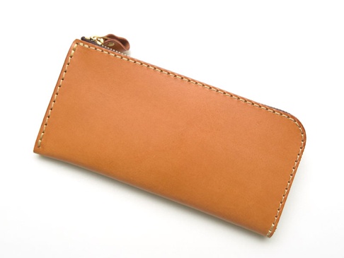 職人手作皮革L型拉鍊長夾，採用棕色皮革，邊緣縫線細緻，搭配金色拉鍊頭及皮革拉片。