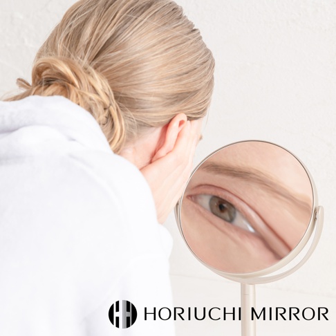 NAPURE 桌上型化妝鏡，圓形鏡面，鏡框與支架為香檳金質感金屬材質，能將臉部細節放大。