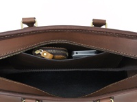 職人手作皮革兩用商務托特包 (T-7)，棕色皮革，內部拉鍊口袋裝有手機和零錢包，搭配金色拉鍊與皮革拉環，展現精緻工藝。