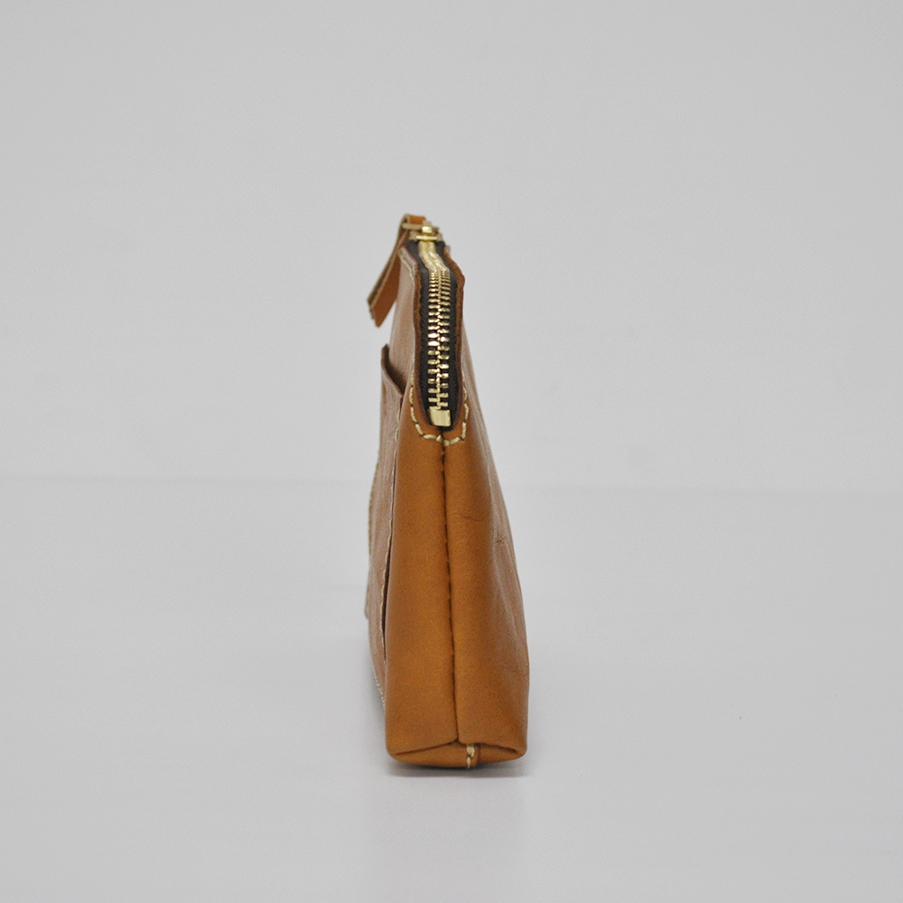 職人手作皮革小物收納包 KF-114 M，淺棕色皮革，側邊有拉鍊開合，正面有一個外袋，材質為真皮，風格簡約。