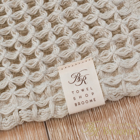 米白色今治鬆餅紋加大浴墊，材質為棉，織紋立體，帶有品牌標籤。