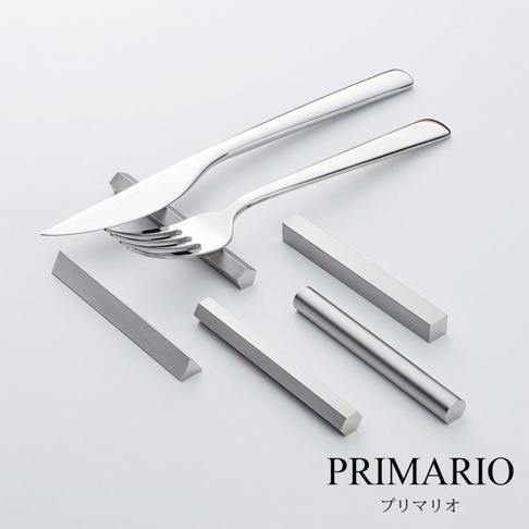 金屬幾何筷架，包含一個刀、叉，以及四個不同形狀的金屬支架，整體呈現銀色光澤。