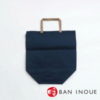 深藍色帆布提把收納袋，附有木質紋理的提把，底部為六角形設計，袋身平整，適合收納蔬果。