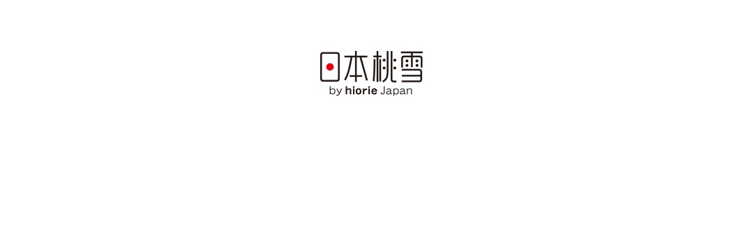 日本桃雪 logo，標有「日本桃雪」及「by hiorie Japan」字樣