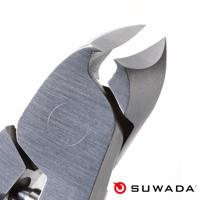 日本職人指甲剪經典款 L，細緻打磨的銀色不鏽鋼材質，刀刃彎曲，整體呈現金屬光澤。