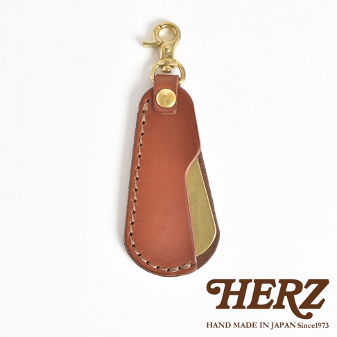 職人手作皮革隨身金屬鞋拔，採用棕色皮革與黃銅材質，配有黃銅掛鉤，適合隨身攜帶。