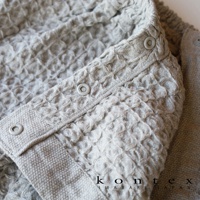 淺灰色格紋平口浴裙，附有按扣，搭配同色系抗菌髮帶，整體為純棉材質，觸感柔軟。