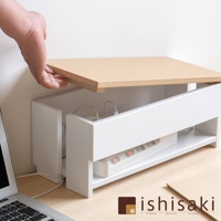 白色木質附蓋電線收納盒，內部裝有延長線和充電線，頂蓋為淺木紋色，由手輕輕提起。